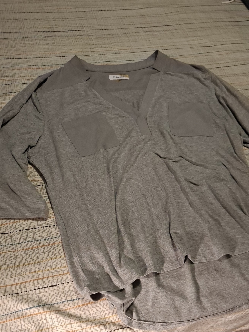 Calvin Klein Women's Light Gray V-Neck Long Sleeve Pocket Tee